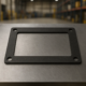 vista superior de junta rectangular de goma negra sobre superficie de acero inoxidable en entorno industrial