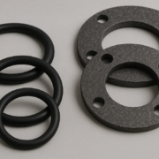 Juntas de EPDM y Grafito sobre fondo blanco.